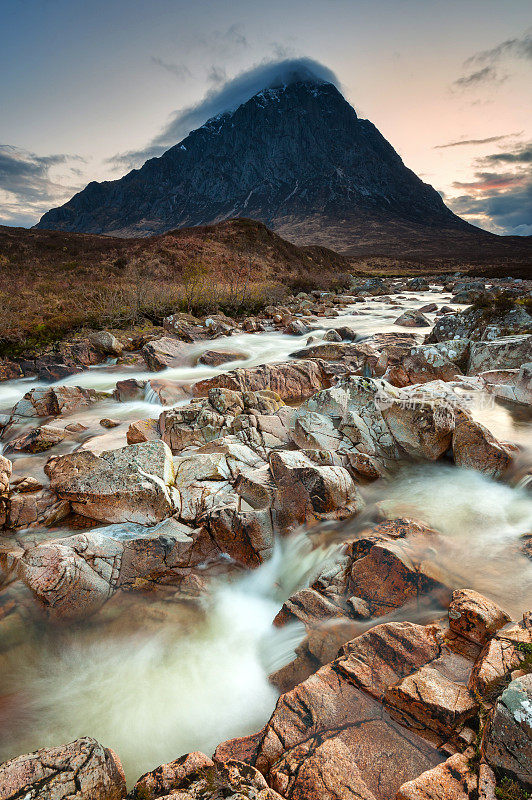 苏格兰格伦科的Buachaille Etive Mor晨曦中